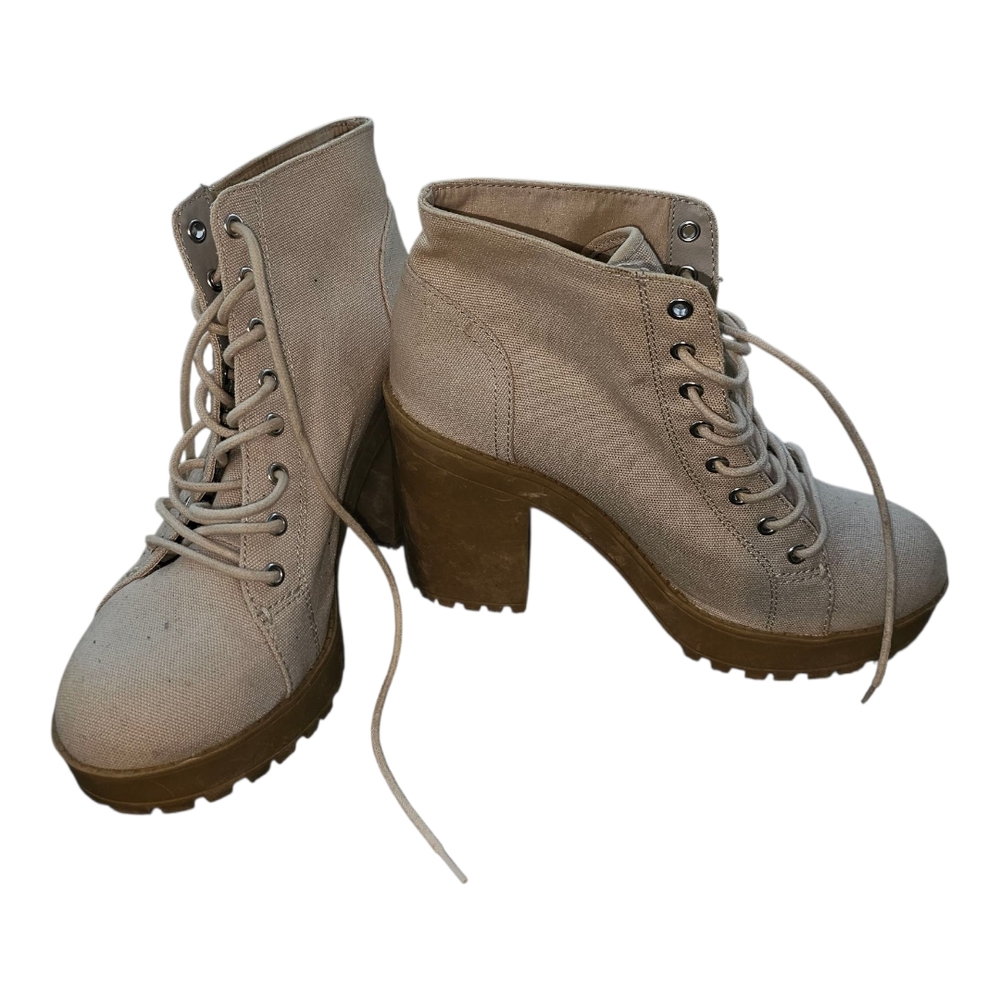 Gently Used Divided Cream Lace-Up Platform Boots